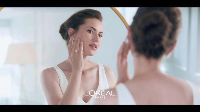 Video Reference: Face, Skin, Chin, Smile, Shoulder, Eyebrow, Eyelash, Flash photography, Neck, Jaw