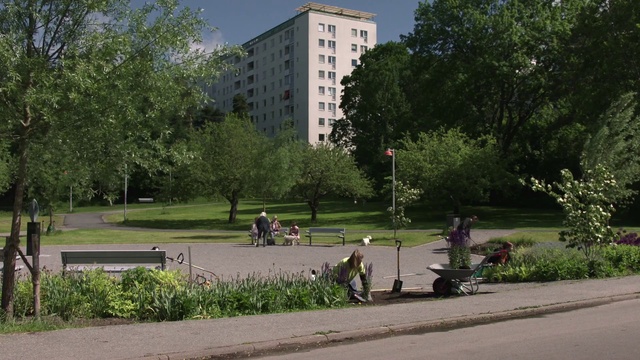 Video Reference: Public space, Residential area, Human settlement, City, Neighbourhood, Urban design, Campus, Park, Street, Road