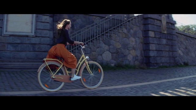 Video Reference: Land vehicle, Bicycle, Vehicle, Mode of transport, Bicycle wheel, Cycling, Bicycle accessory, Sports equipment, Recreation, Hybrid bicycle