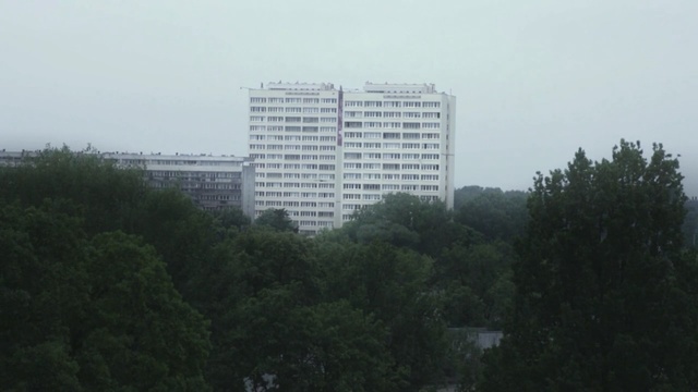 Video Reference: Atmospheric phenomenon, Tower block, Metropolitan area, Haze, City, Human settlement, Urban area, Skyscraper, Building, Skyline