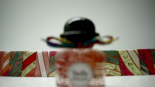 Video Reference: pack, product, scent, perfume, white background, studio, tape, closeup, close up