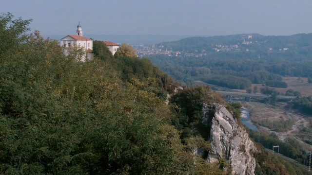 Video Reference: Mountainous landforms, Hill station, Vegetation, Hill, Mountain, Escarpment, Tree, Chaparral, Village, Fell