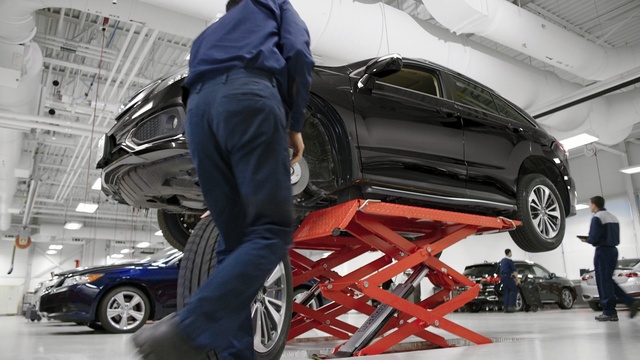 Video Reference: Land vehicle, Vehicle, Car, Automobile repair shop, Motor vehicle, Automotive design, Mid-size car, Automotive tire, Transport, Automotive exterior