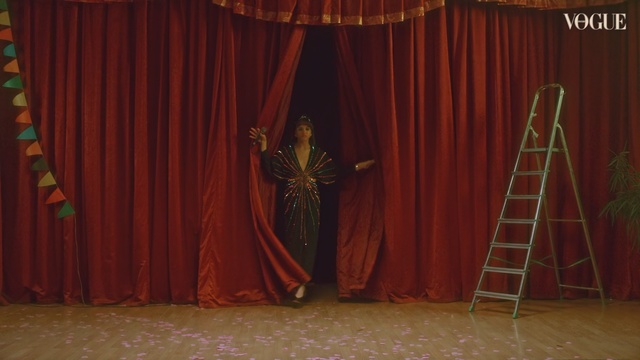 Video Reference: Curtain, Theater curtain, Stage, Textile, Performance, Window treatment, Performing arts, Interior design, Theatrical scenery, Scene