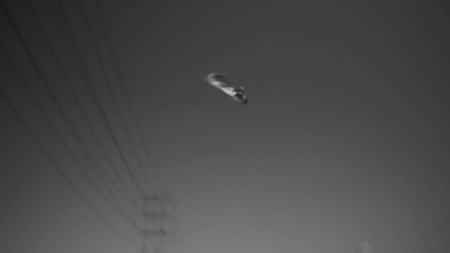 Video Reference: sky, white, black, black and white, monochrome photography, atmosphere, photography, monochrome, daytime, lighting