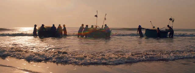Video Reference: Water, Sky, Vehicle, Boats and boating--Equipment and supplies, Cloud, Body of water, Watercraft, Travel, People on beach, Fun