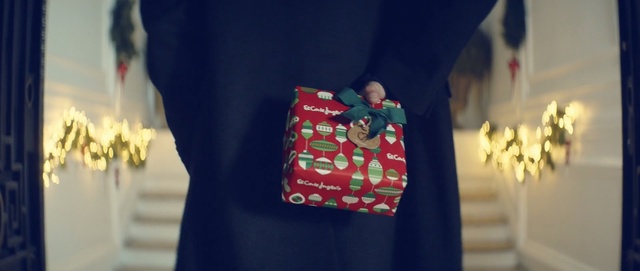 Video Reference: Blue, Red, T-shirt, Outerwear, Textile, Top, Uniform, Fictional character