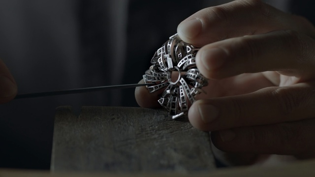 Video Reference: Hand, Finger, Ring, Fashion accessory, Jewellery, Still life photography, Silver