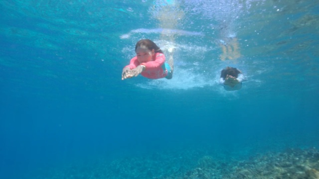 Video Reference: underwater, water, swimming, sea, aqua, leisure, snorkeling, fun, swimmer, swimming pool