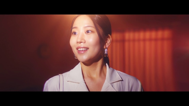 Video Reference: Lip, Smile, Eyelash, Flash photography, Jaw, Lipstick, Gesture, Happy, Entertainment, Event