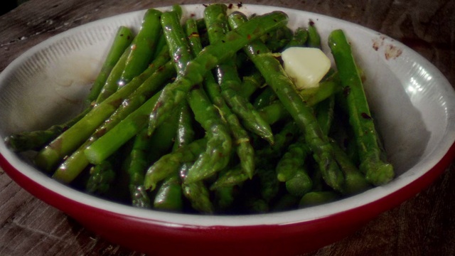 Video Reference: Food, Vegetable, Dish, Cuisine, Ingredient, Green bean, Plant, Produce, Legume, Vegetarian food, Bowl, Indoor, Table, Sitting, Plate, Filled, Green, Red, Plastic, Small, Holding, Different, Large, Meat, Fruit, Pink, White, Broccoli, Zucchini, Cucumber, Asparagus, Pea, Snap pea, Snow peas, Common bean, Edamame, Bean, Broad bean, Carrot, Cucumis, Bell peppers and chili peppers, Vigna unguiculata subsp. sesquipedalis, Vegan nutrition, Spreewald gherkins, Leaf vegetable