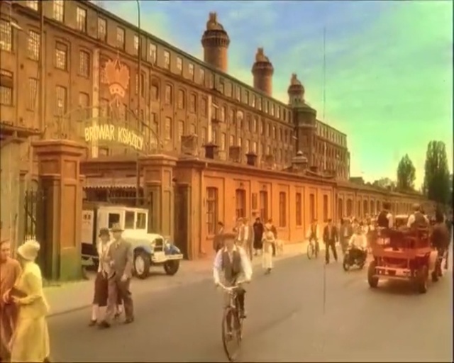 Video Reference: Mode of transport, Town, Landmark, Human settlement, City, Transport, Vehicle, Building, Tourism, Plaza, Person