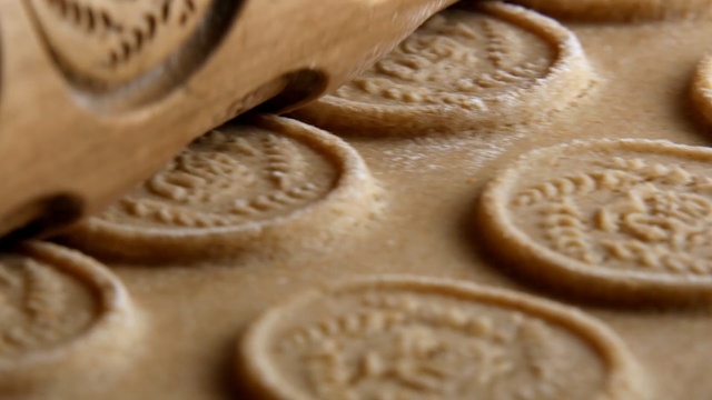 Video Reference: cookies and crackers, biscuit, cookie, close up, baked goods, snack, finger food, baking