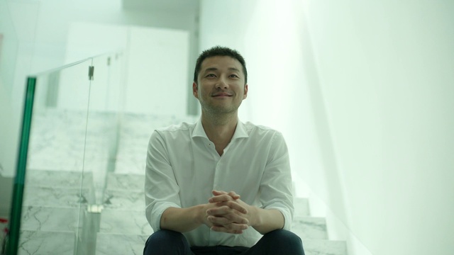 Video Reference: Sitting, Shoulder, Joint, Gesture