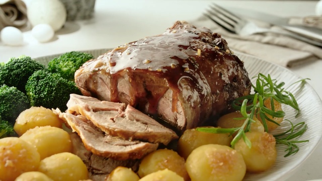 Video Reference: Dish, Food, Cuisine, Boeuf à la mode, Ingredient, Boiled beef, Veal, Meat, Produce, Roasting