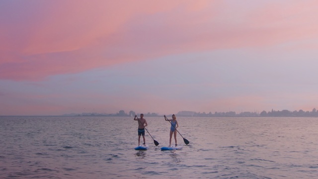 Video Reference: Sky, Stand up paddle surfing, Surface water sports, Wave, Ocean, Horizon, Sea, Fun, Vacation, Water