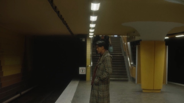 Video Reference: tourist attraction, public transport, darkness, subway, ceiling, hall, daylighting, Person
