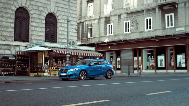 Video Reference: Tire, Wheel, Car, Vehicle, Window, Automotive lighting, Building, Motor vehicle, Automotive design, Alloy wheel