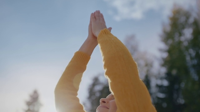 Video Reference: Hand, Sky, Finger, Yellow, Arm, Leg, Gesture, Plant, Thumb