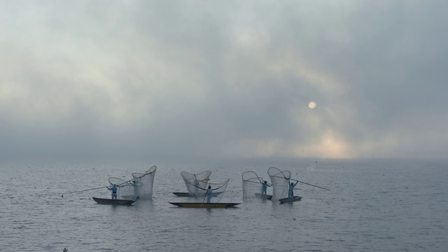 Video Reference: Sky, Atmospheric phenomenon, Boat, Calm, Vehicle, Sea, Cloud, Ocean, Horizon, Watercraft