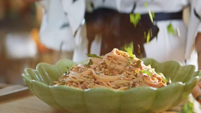 Video Reference: Dish, Food, Cuisine, Karedok, Ingredient, Pad thai, Produce, Recipe, Wonton noodles, Thai food