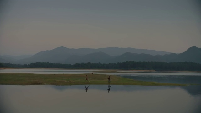 Video Reference: Sky, Water, Reflection, Natural environment, Atmospheric phenomenon, Water resources, Lake, Horizon, Ecoregion, River