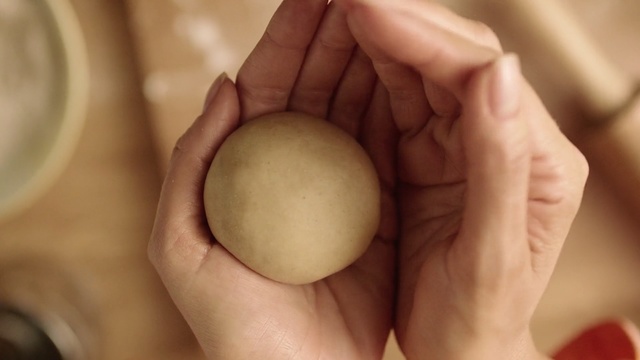 Video Reference: Egg, Egg, Skin, Hand, Food, Finger, Dish, Finger food, Chinese food, Snack
