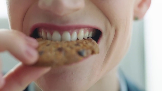 Video Reference: Tooth, Facial expression, Mouth, Eating, Jaw, Chin, Nose, Skin, Smile, Organ