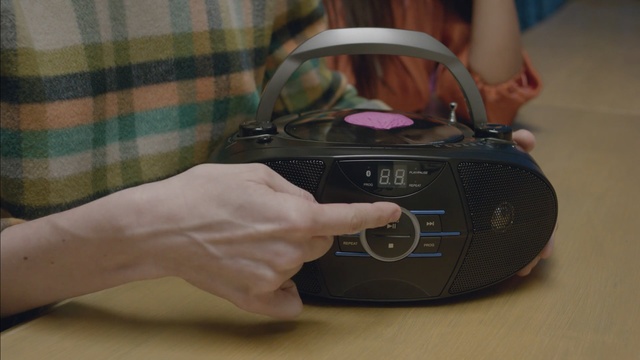 Video Reference: eyewear, electronics, electronic device, technology, audio equipment, glasses, product, boombox, audio