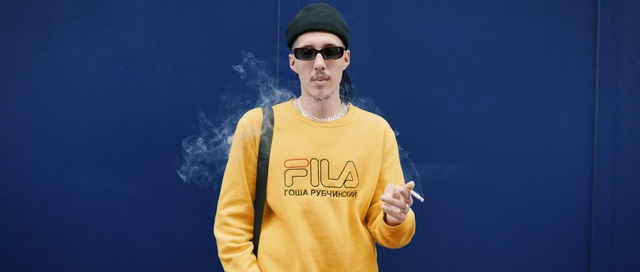 Video Reference: Eyewear, Cool, Yellow, T-shirt, Sunglasses, Glasses, Electric blue, Headgear, Outerwear, Sleeve, Person