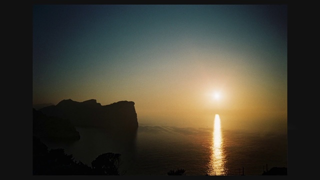 Video Reference: Sky, Horizon, Sunrise, Sea, Sunset, Atmospheric phenomenon, Light, Morning, Sun, Cloud