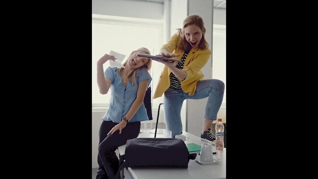 Video Reference: Musician, Music, Musical instrument, Singing, Fun, Sitting, Blond, Performance, Guitar, Microphone