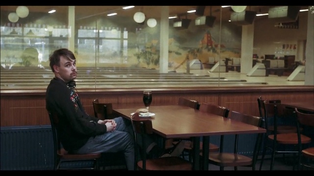 Video Reference: restaurant, conversation, table
