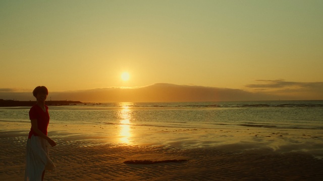 Video Reference: Horizon, Body of water, Sky, Sea, Sun, Sunrise, Ocean, Sunset, Beach, Evening