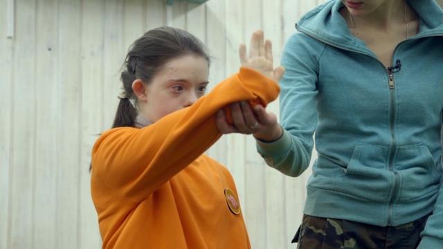 Video Reference: Arm, Shoulder, Joint, Hand, Finger, Gesture, Ear