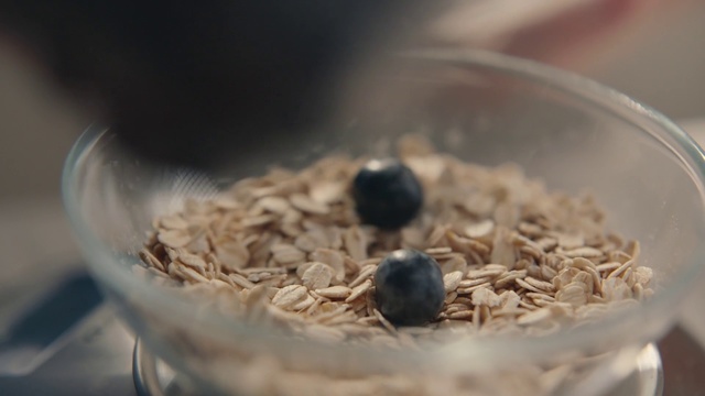 Video Reference: Breakfast, Breakfast cereal, Meal, Food, Cuisine, Oat, Vegetarian food, Dish, Cereal, Ingredient