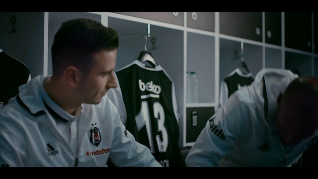 Video Reference: Sports uniform, Jersey, Sportswear, T-shirt, Uniform, Sleeve, Player, Jacket, Outerwear, Shirt