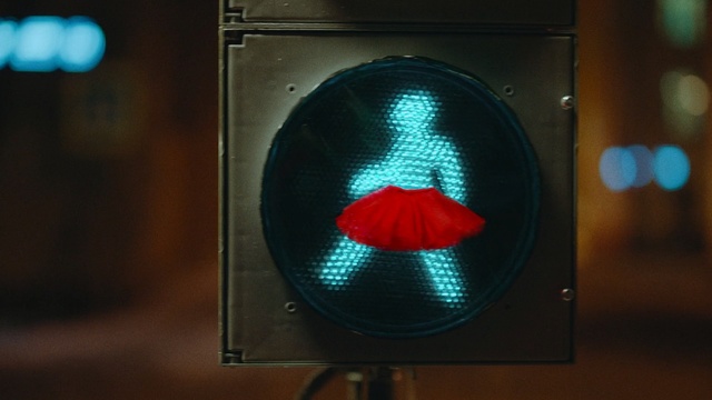 Video Reference: Traffic light, signaling device, Lighting, Technology, Visual effect lighting, Signage, Electronic device, Light fixture, Circle, Display device