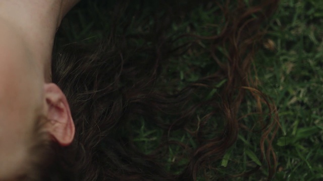 Video Reference: Hair, Green, Face, Skin, Head, Nose, Hairstyle, Brown, Black hair, Chin