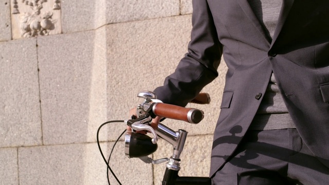 Video Reference: Bicycle, Bicycle part, Bicycle handlebar, Bicycle wheel, Vehicle, Bicycle accessory