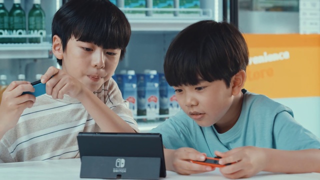 Video Reference: Hand, Arm, Photograph, Computer, Laptop, Gesture, Table, Finger, Sharing, Personal computer