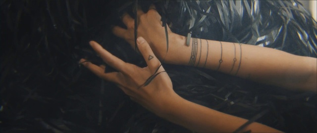 Video Reference: Finger, Hand, Wrist, Arm, Skin, Nail, Joint, Gesture, Thumb, Flesh, Person, Woman, Indoor, Girl, Holding, Young, Sitting, Female, Black, Using, Playing, Oven, Player, Standing, Laying, Kitchen, Teeth, Brushing, Ball, Tattoo, Watch, Back