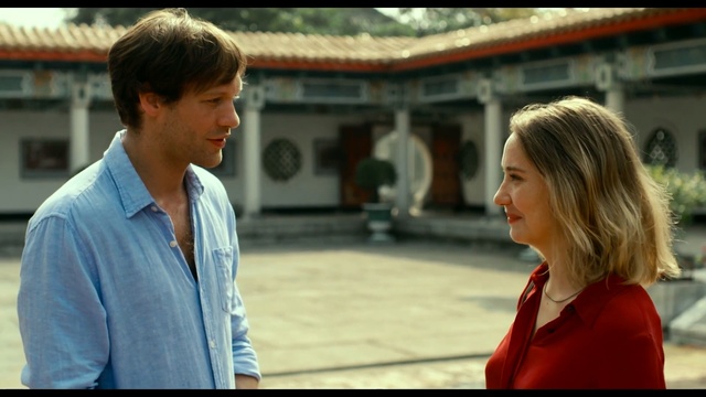 Video Reference: Conversation, Interaction, Human, Adaptation, Scene, White-collar worker, Gesture, Smile, Screenshot, Person
