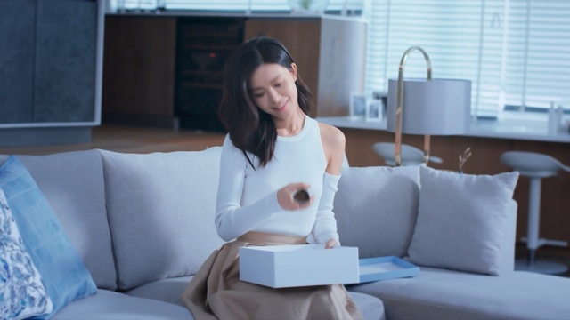 Video Reference: Skin, Arm, Sitting, Shoulder, Room, Joint, Comfort, Leg, Electronic device, Table