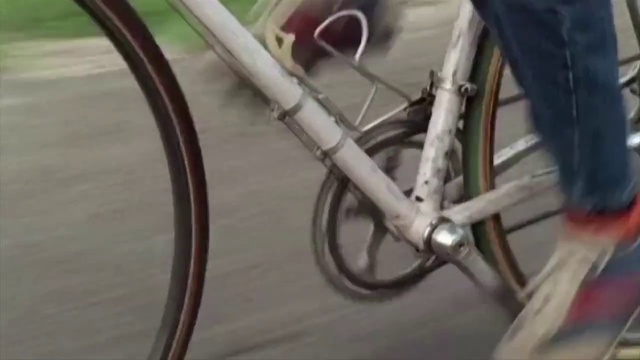 Video Reference: Bicycle wheel, Bicycle part, Bicycle, Spoke, Bicycle tire, Bicycle frame, Bicycle drivetrain part, Vehicle, Wheel, Road bicycle