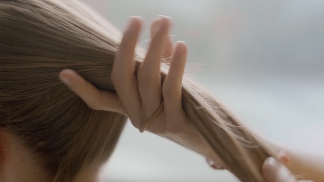 Video Reference: Hair, Hairstyle, Hand, Skin, Long hair, Blond, Forehead, Hair coloring, Finger, Brown hair
