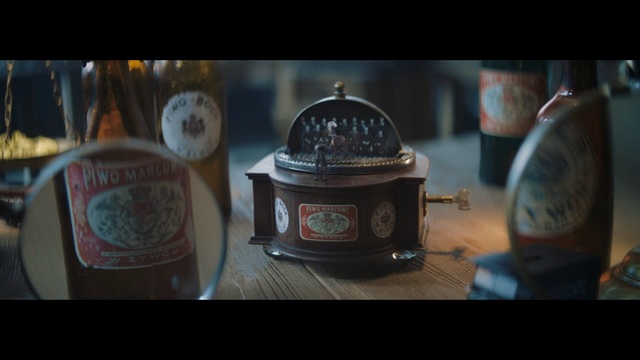 Video Reference: beer, case, magnifying glass, table, close up 
