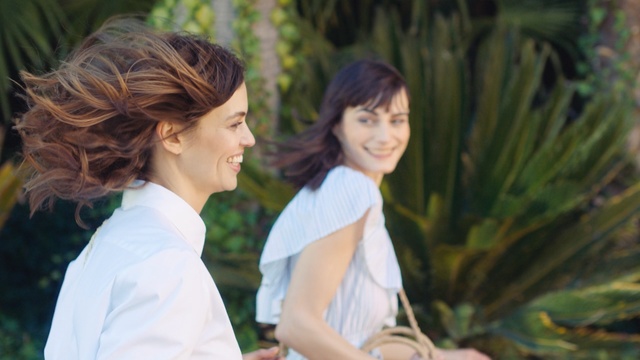 Video Reference: Hairstyle, Botany, Friendship, Photography, Adaptation, Smile, Neck, Brown hair, Happy, Leisure, Person