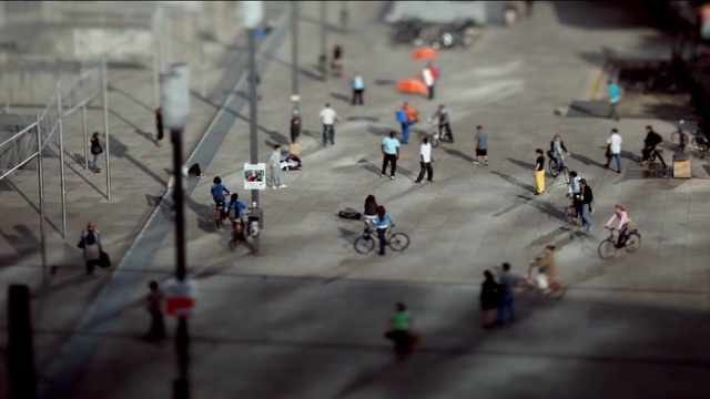 Video Reference: urban area, race, cycling, cycle sport, bicycle racing, vehicle, competition event, race track, crowd, recreation