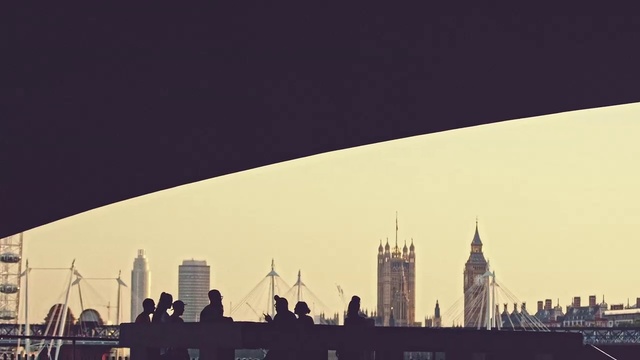 Video Reference: City, Sky, Skyline, Cityscape, Landmark, Urban area, Metropolitan area, Human settlement, Architecture, Daytime